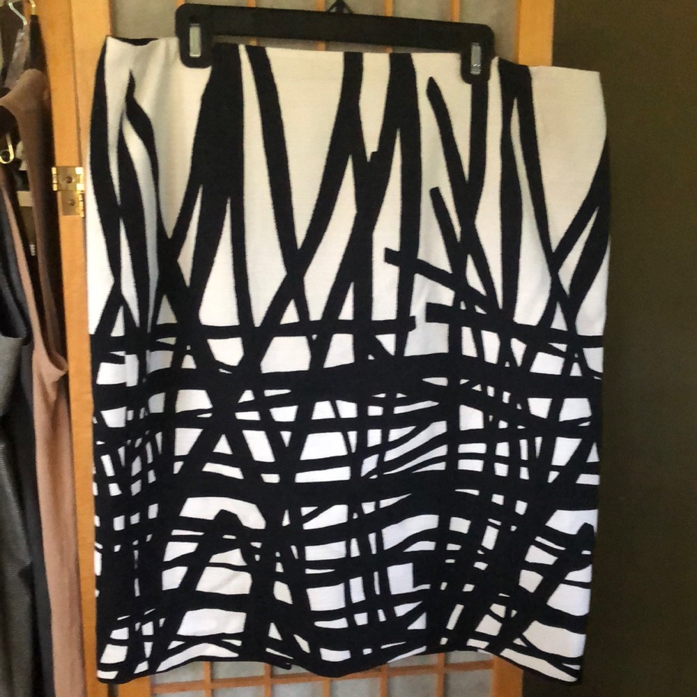 Lined graphic white and Black skirt - back zip and slit